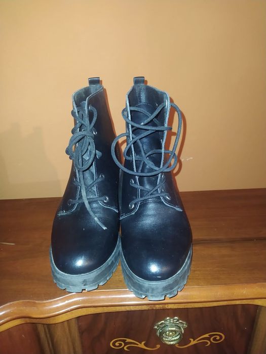 Duas botas e um salto vendo os três juntos ou separados.