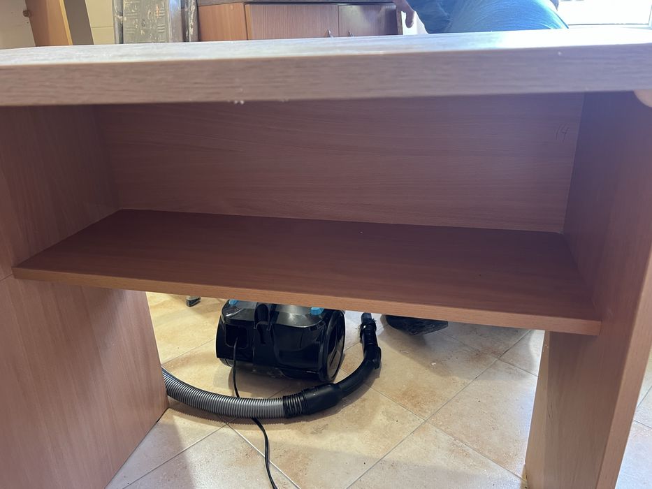 Стіл, столик невеликий