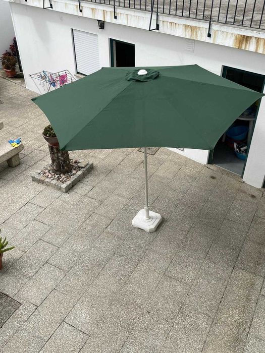 Base branca para guarda-sol com guarda-sol incluído