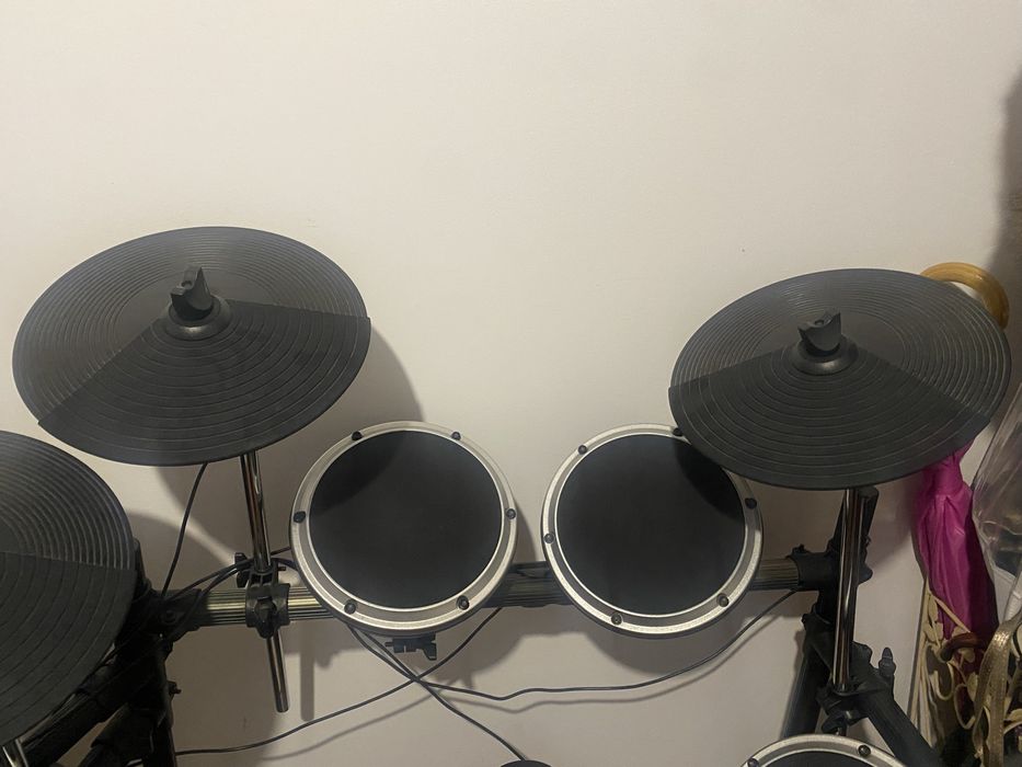 Bateria Eletronica BEHRINGER completa em otimo estadoe em pleno funcionamento