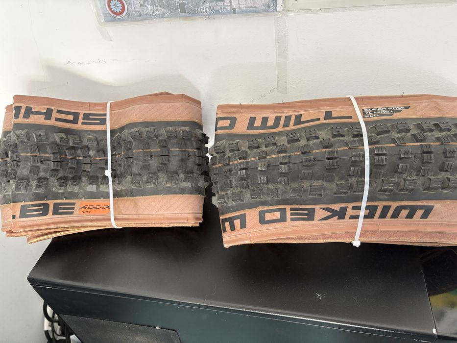 Dois pneus novos Schwalbe Pneu de MTB Wicked Will EVO Super Race Tubeless 29´´ x 2.40