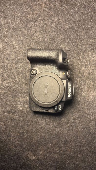 Canon R10 + Kit lente, cage, baterias