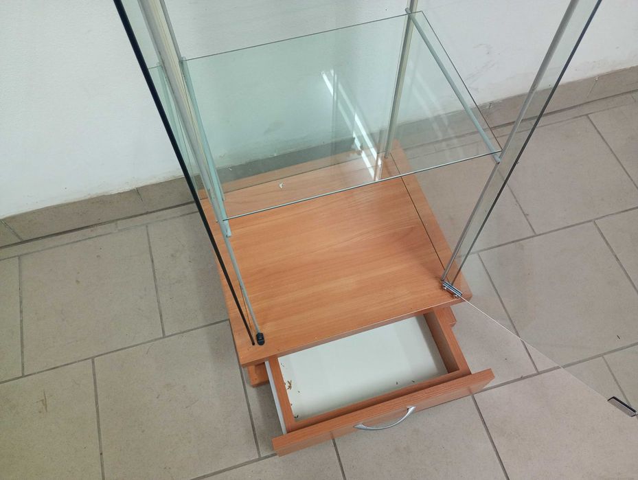 Detolf Dakota szklana witryna z IKEI