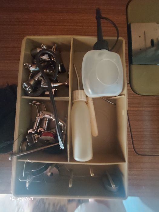 Máquina de costura antiga com móvel