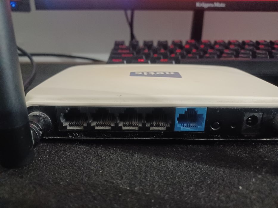 Sprzedam router NEtis WF2419I z kablami - używany, w dobrym stanie