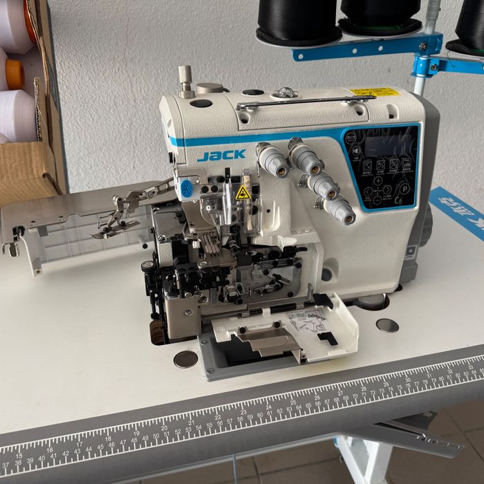 Maquina de Costura e Maquina de Corte e Coze Jack, Profissionais