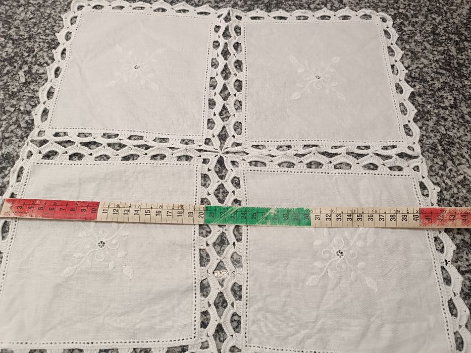 Naperon Pano Rendado e Bordado à mão. Novo