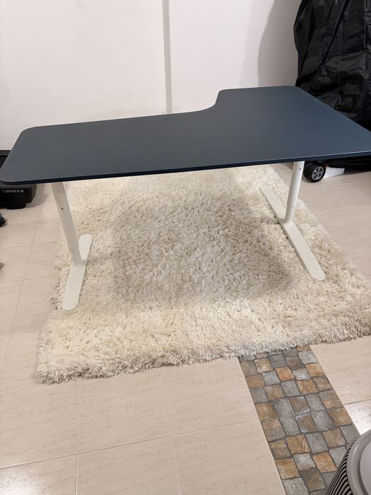 Secretária IKEA Bekant de canto