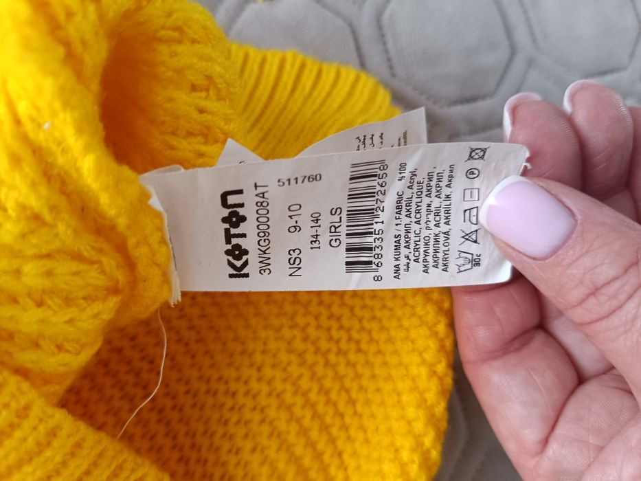 Светр на весну на дівчинку. Дуже яркий, м'ягкий на дотик.
