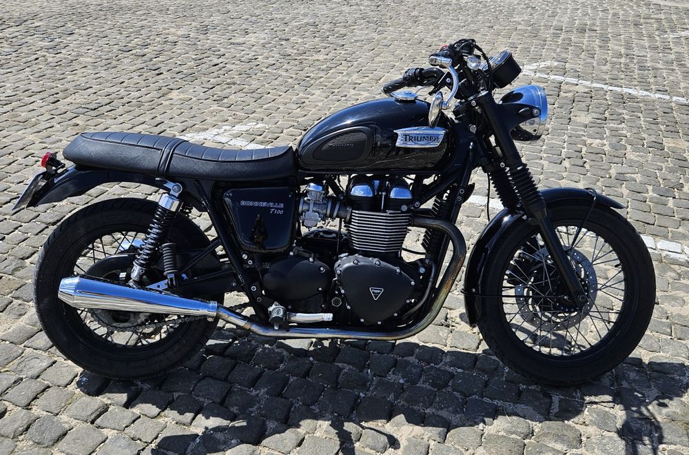 Triumph Bonneville T100 black + 2 capacetes BELL novos