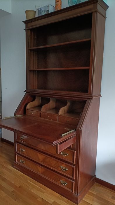 Comoda/secretaria com estante, em mogno.