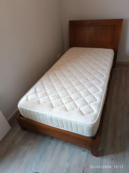 Cama de corpo e meio de cerejeira