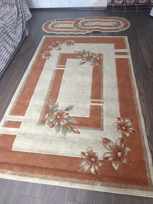 Килим та 2 маленькі доріжки, килимова доріжка