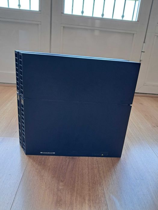 PS4 500GB Preta + 1 Comando + Jogo