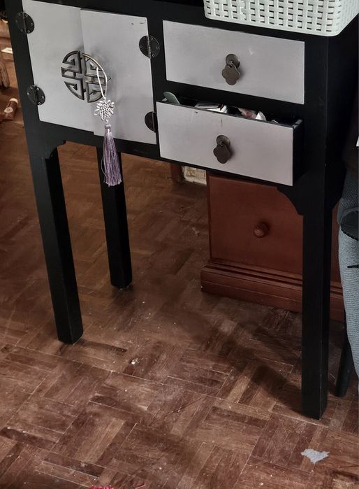 Móvel oriental preto e cinza