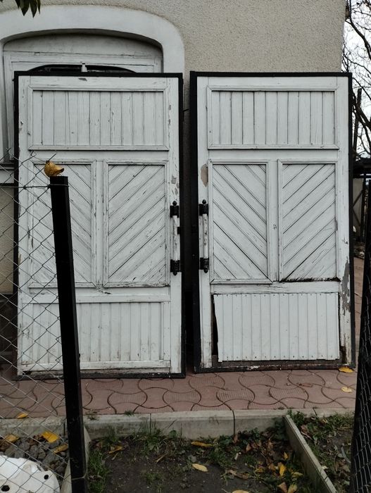 Ворота гаражні, двері в гараж