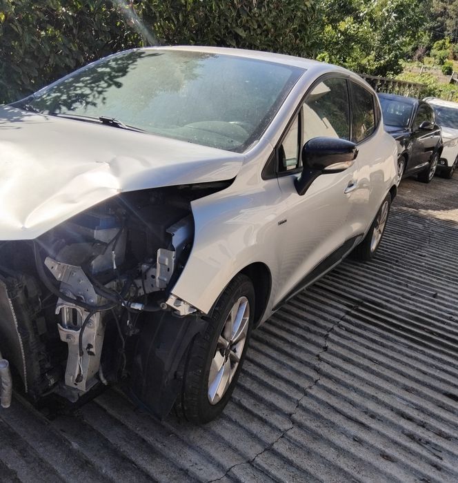 vendo  Renault Clio lv 0,9 tce nacional de 2016  acidentado salvado