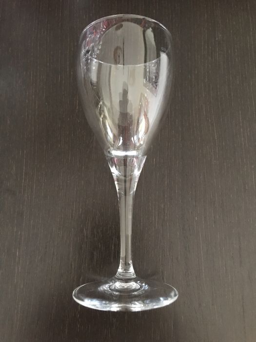 Conjunto de 12 copos de vinho.