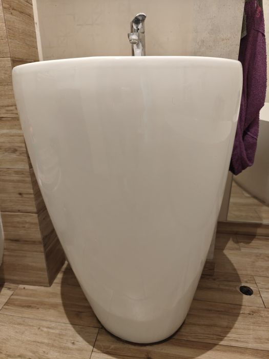 Umywalka wolnostojąca - przyścienna