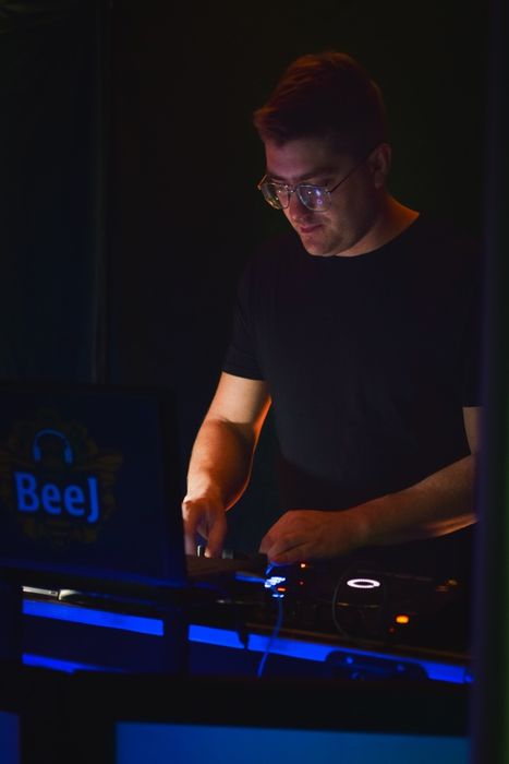 BeeJ – Profesjonalna Oprawa Muzyczna i Oświetleniowa | Prabuty i okoli
