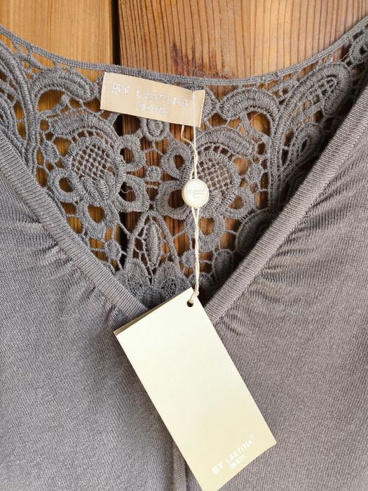 Nowa sukienka 36 S / 38 M midi jasnoszara dekolt V koronka