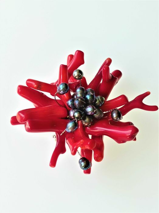 Эффектная брошь винтаж кораллы  жемчуг