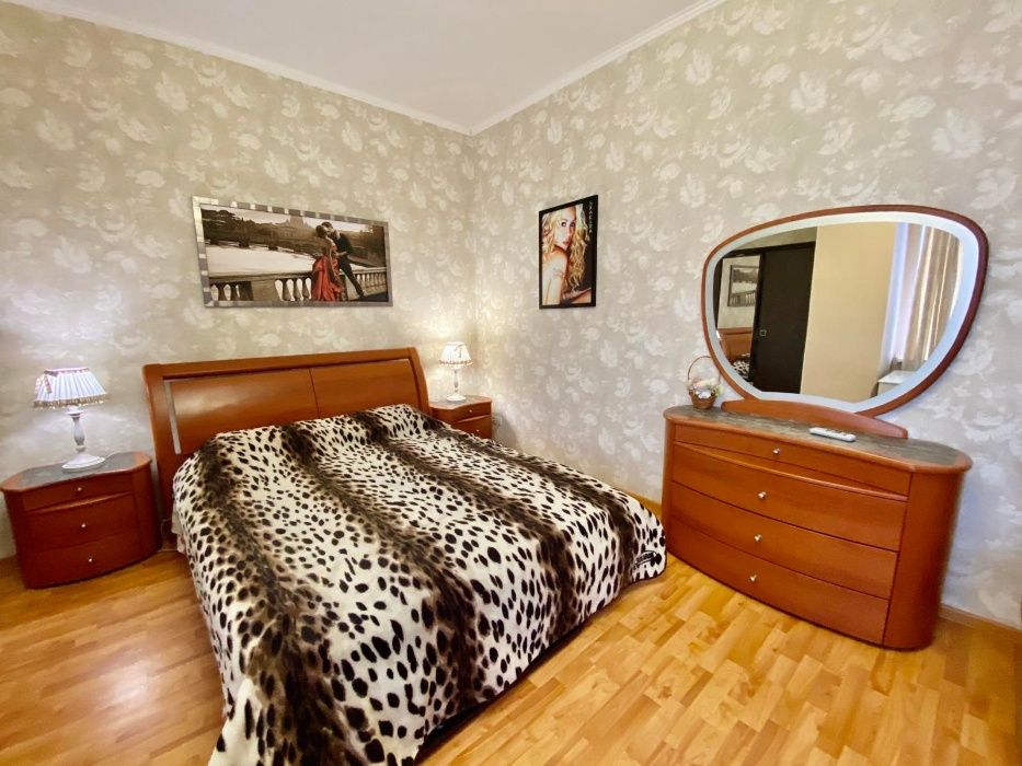 Посуточно в Одессе 2-х комнатная ,10 мест квартира Малая Арнаутская