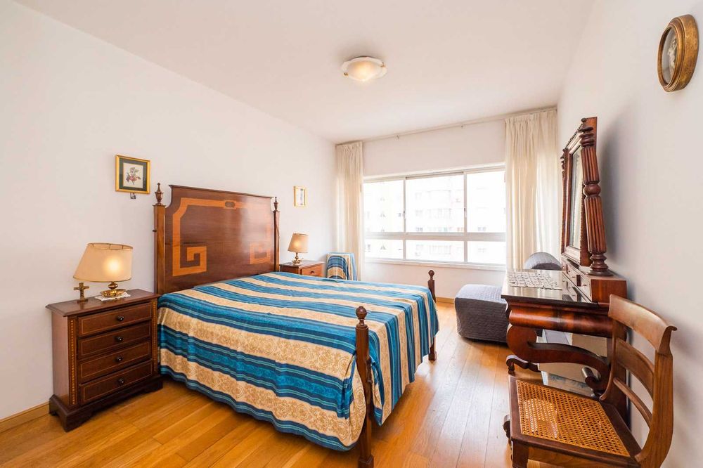 Cama de madeira de casal