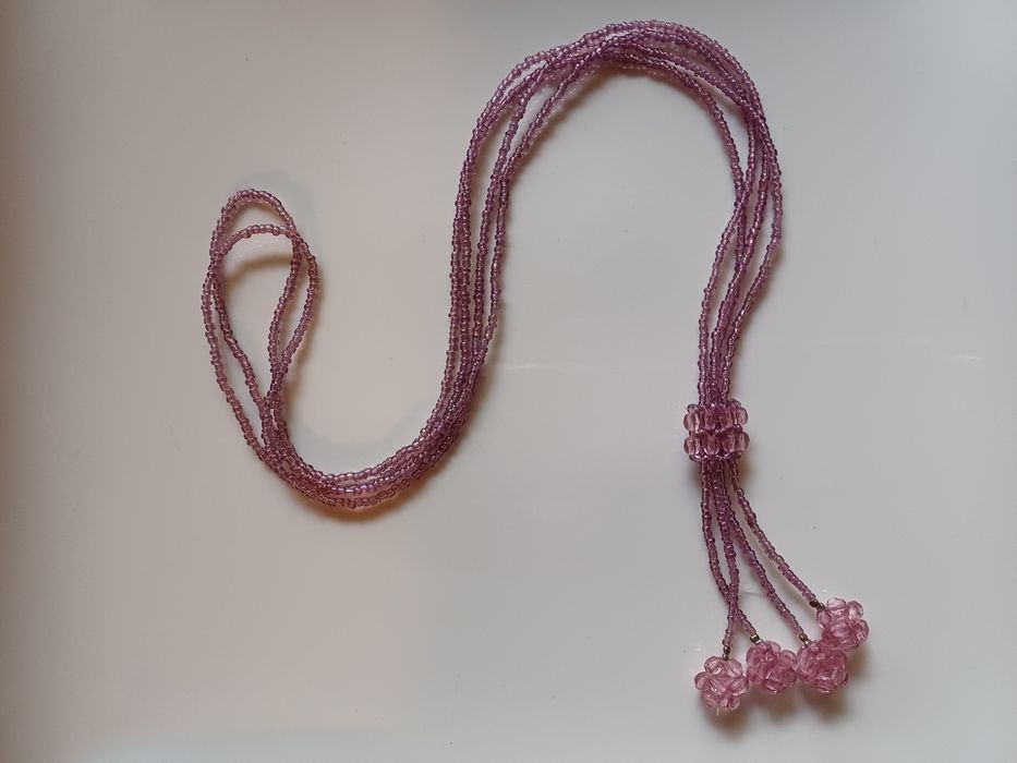 Lindo colar de missangas de cor lilás/roxo