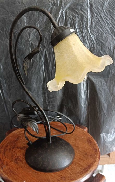 Candeeiro de mesa metálico pintado com tulipa vidro