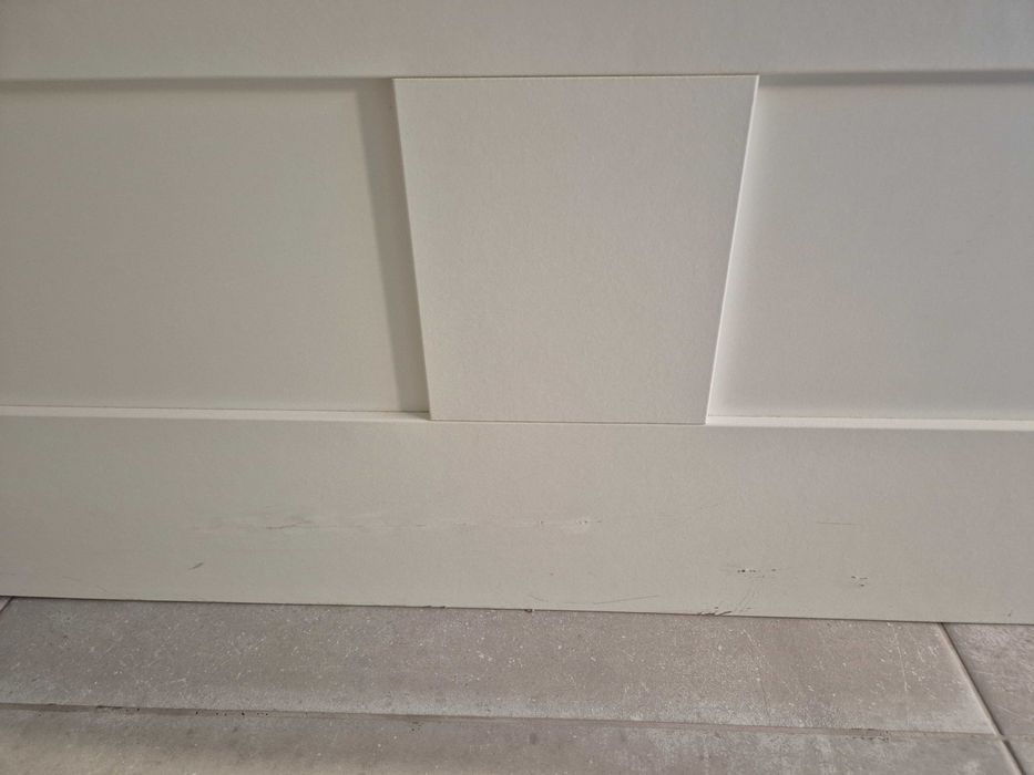 Cama brimnes com cabeceira,  cómoda  ,e mesinha de cabeceira