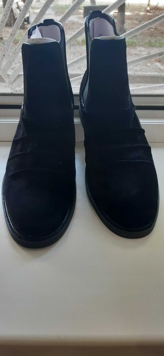 Новые замшевые ботинки