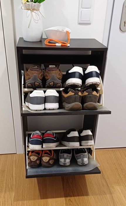 Sapateiras de cor preta (conjunto de três sapateiras)