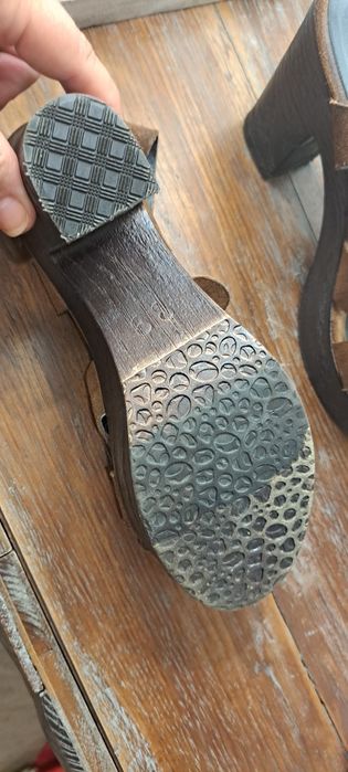 Sandálias em pele com salto compensado