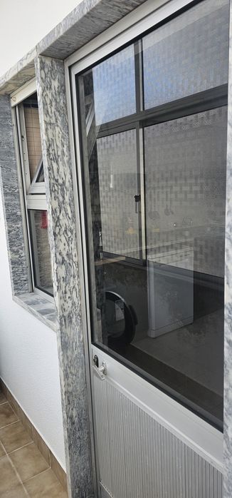 Vendo janelas e portas em alumínio completas.