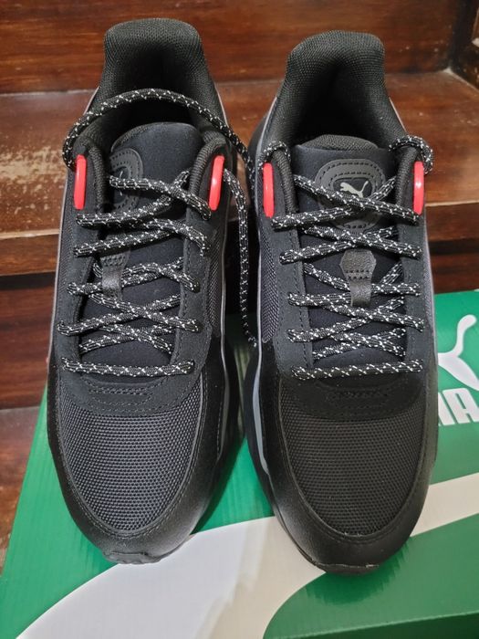 Sapatilhas Puma- Preto com apontamentos vermelho