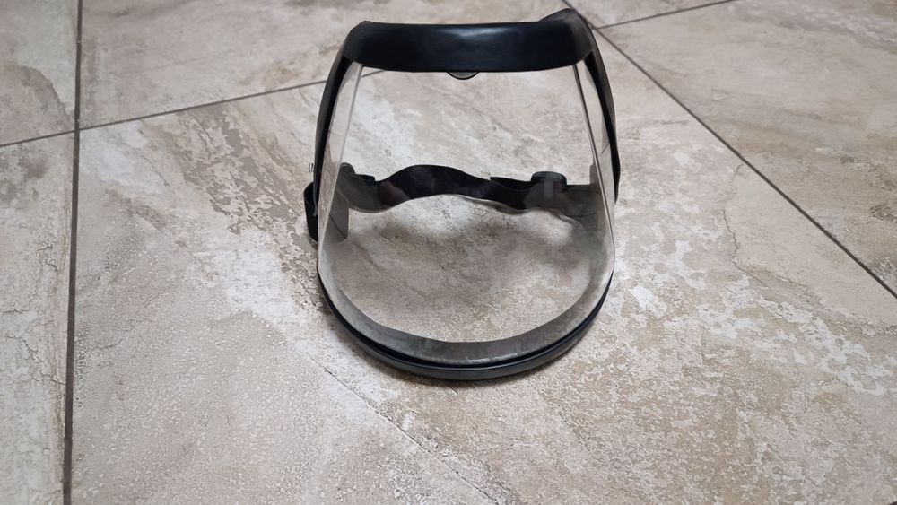 Полно лицевая защитная маска.