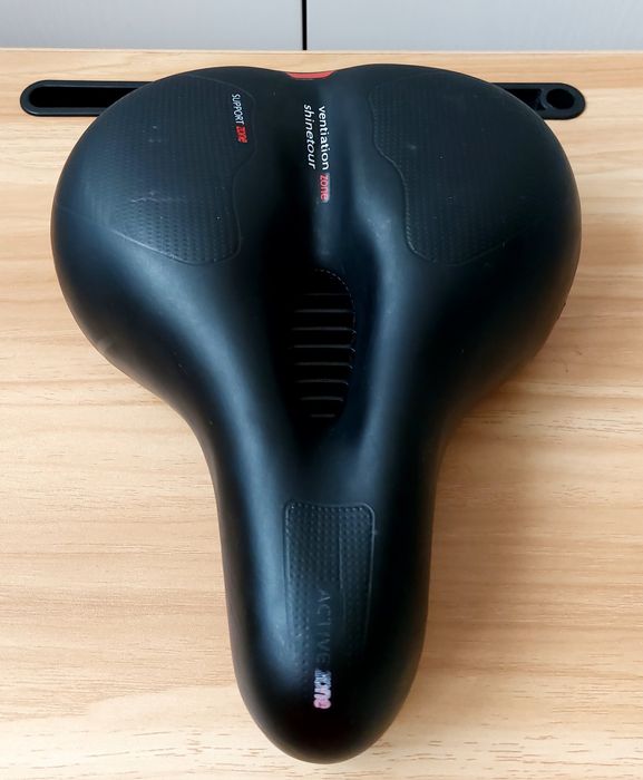 Эргономичное сиденье для велосипеда с пенным наполнителем. 
наполнител