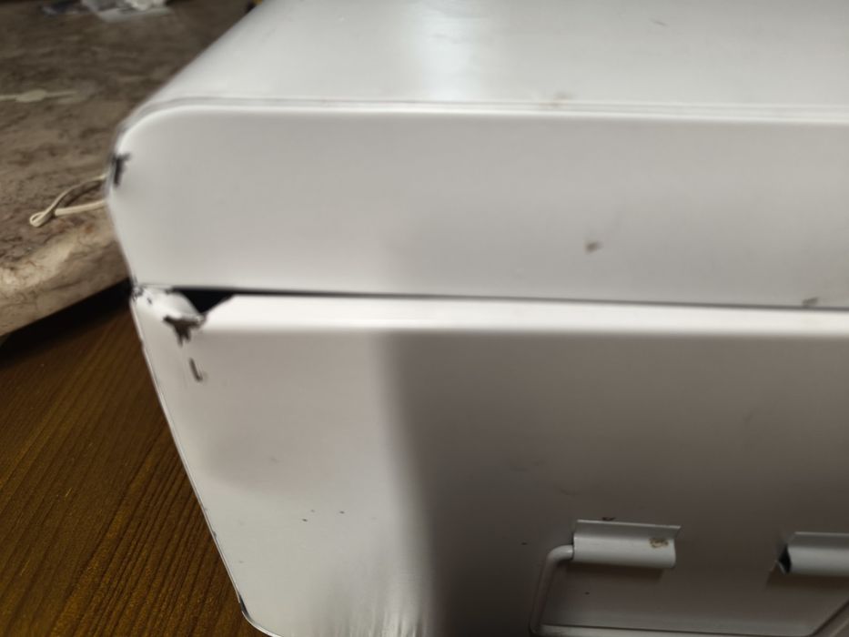 Caixa metálica branca com fechos.
Caixa metálica de cor branca, ideal