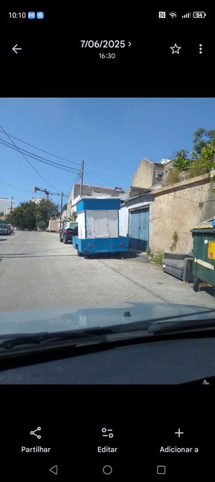 Roulote para comércio ou retalho e oferta de uma mota