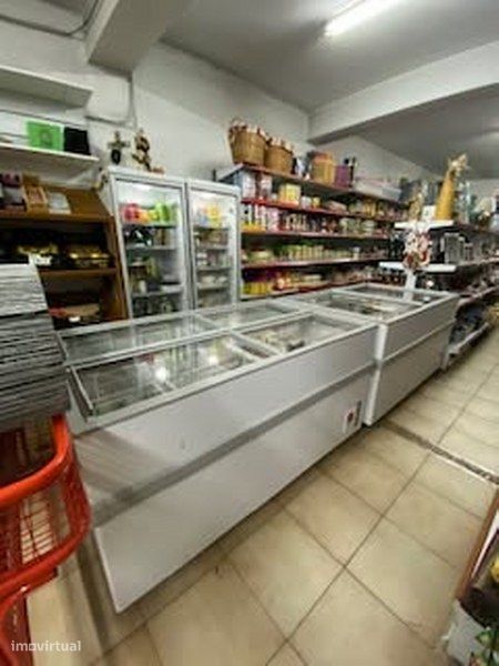 Trespassa-se loja comercial em Aradas