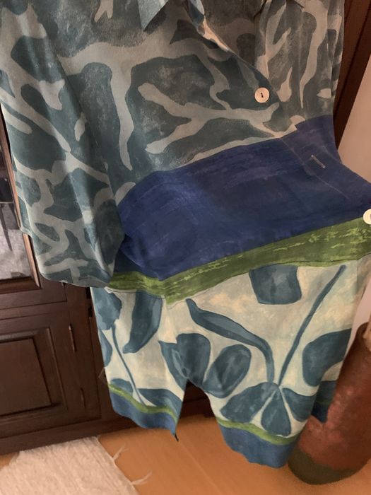 Blusa comprida tons erverdeados, com rachas dos lados.