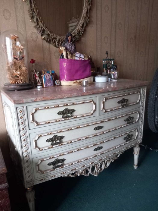 Conjunto quarto , cama, comoda, guarda-vestidos,etc.