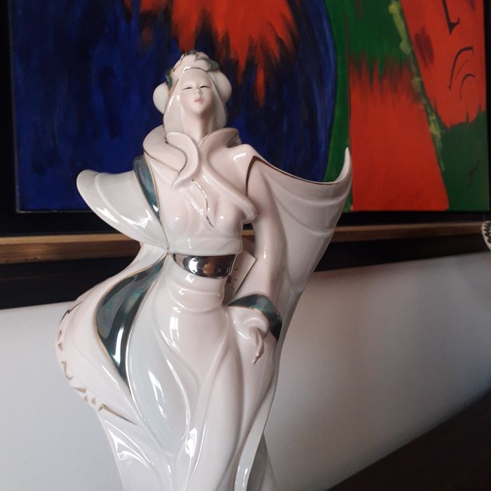 Peça em porcelana GALOS