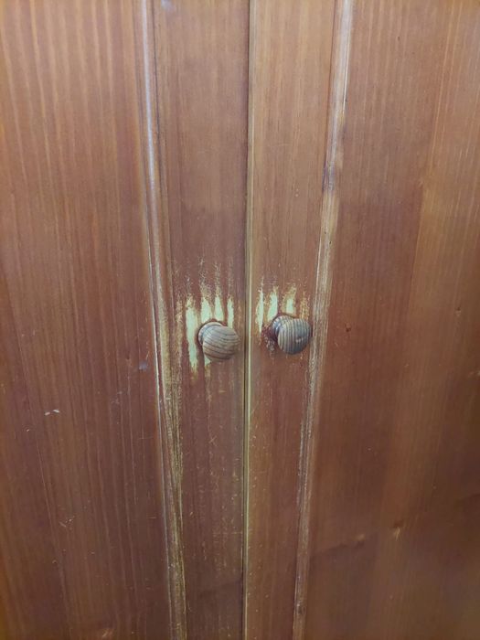 Armario em madeira com prateleiras