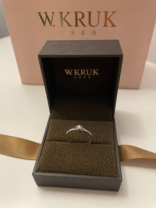 Pierścionek białe złoto z brylantem Kruk