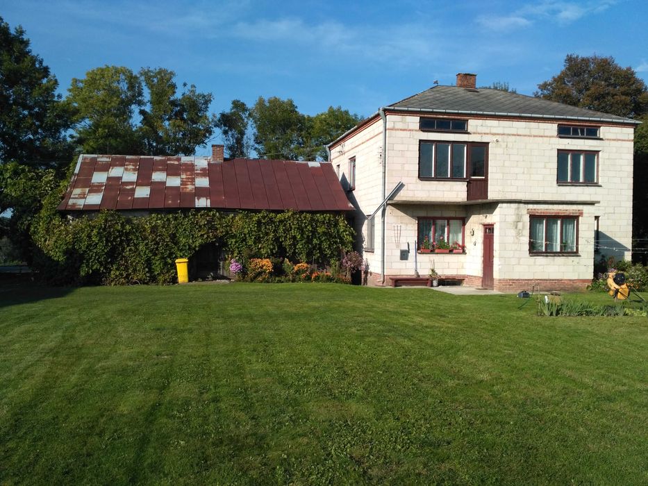 Dom w cichej spokojnej okolicy z zabudowaniami gospodarczymi