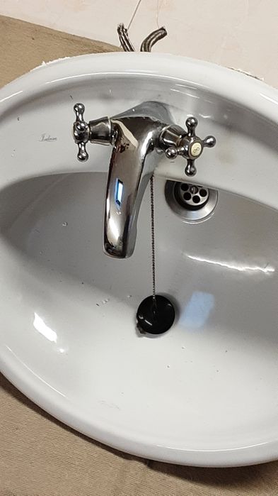 Lavatório de casa de banho com misturadora