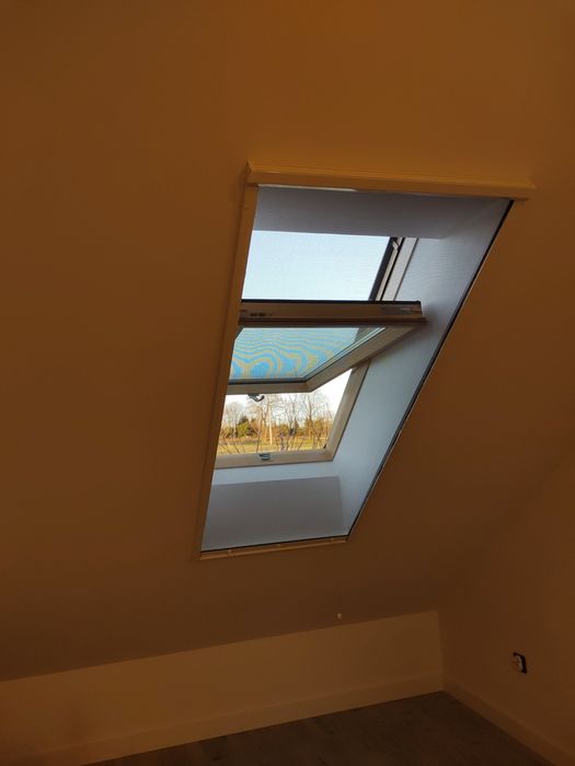 Moskitiera rolowana (zwijana) na okno dachowe