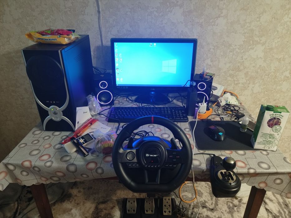 Компьютер с игровым рулём.